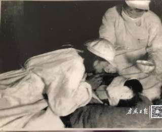 他接过奶奶“上甘岭的灯”，走上宣讲台……