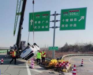 小车高速失控“翻滚”180度，燃油泄露满地，随州交警火速救援