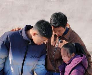 “当时什么都没考虑！”15岁男孩跳进冰冷的深水中救起7岁女孩