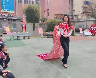 大手拉小手“衣”起闪耀，武职大“走秀课堂”助力大中小一体化美育实践