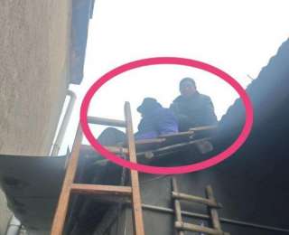 八旬老人被困屋顶，邻居搜救不成请消防员帮忙