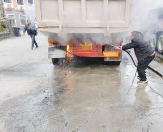 危急时刻，他们紧急拦截货车