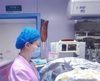 出生时体重仅1.49公斤，出院时体重达到3.4公斤，60个日夜守护，黄石“巴掌”早产儿闯关重生