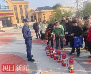 湖北公安县消防为村民送上“防火锦囊”