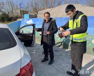 应城：收费站变“补气站” 助防爆胎车辆解困