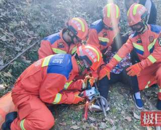 湖北罗田：老人深山遇险，消防员徒步2公里救人