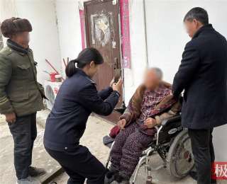 七旬瘫痪老人急补办身份证，宜城民警上门“蹲”拍暖人心