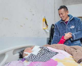 2000多个日夜，他让“沉睡”妻子的世界不孤单