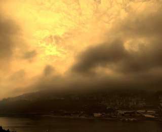 巴东：晨光破雾 山城如画