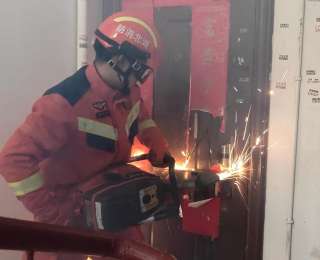 女子突发昏厥被反锁在家中，消防员协助医护破拆救人一命