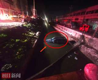 挂空挡溜车后女司机又错把油门当刹车，凌晨四点小轿车冲入河中幸得消防紧急救援