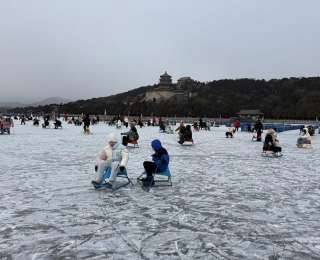 颐和园冰场因雪厚关停，周六开放首日游客量达1.4万