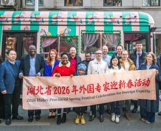 包汤包、写福字、学漆艺！在湖北工作的外国专家沉浸式体验中国年味