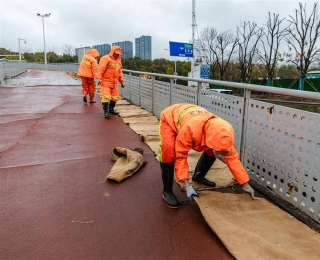 2.6万条麻袋准备就绪，江汉区寒潮中守护市民“脚下安全”