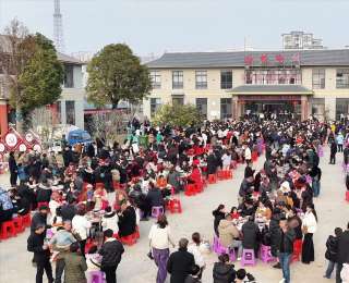 湖北公安县举办杀猪宴，85桌风味美食免费犒劳千余名乡亲