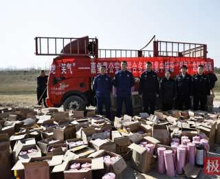 嘉鱼公安销毁11500升“奶油气弹”