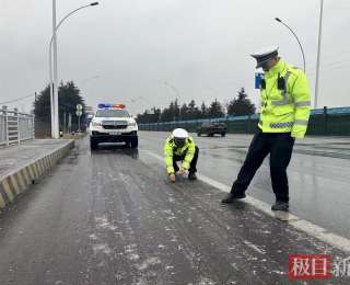 寒风中的“破冰者”，枣阳交警撒融雪剂守护高速平安