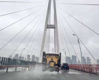预防跨江桥路面结冰，武汉对多座桥梁展开预撒作业