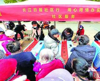 “忙年”乐趣搬到楼下广场！28日在武汉社区逛早集，把福气带回家