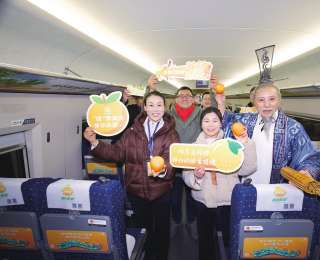 坐高铁送橙子，“秭归脐橙”高铁冠名列车首发