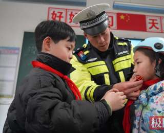 趣味学交规！谷城交警花式上好寒假前安全“最后一课”