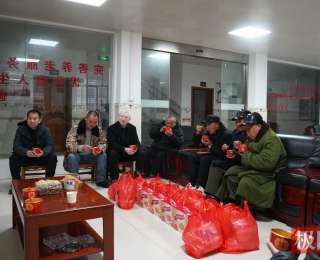 腊八粥暖老兵心——通城县关爱退役军人协会开展光荣院慰问活动