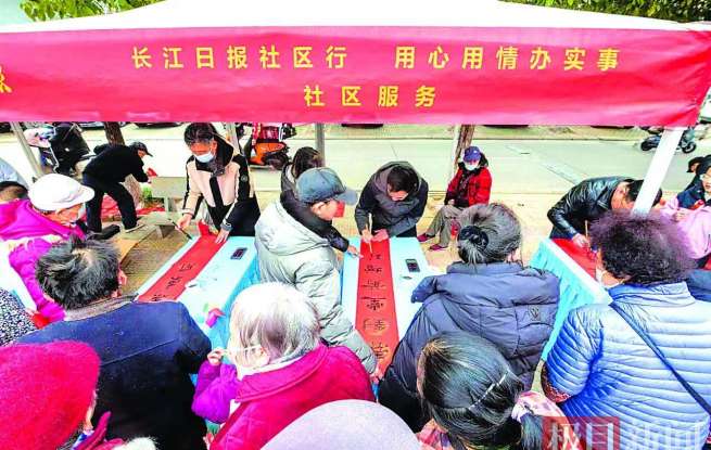 “忙年”乐趣搬到楼下广场！28日在武汉社区逛早集，把福气带回家