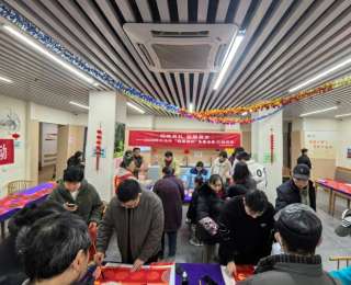 翰墨飄香迎新春，武漢書法家進(jìn)社區(qū)寫春聯(lián)