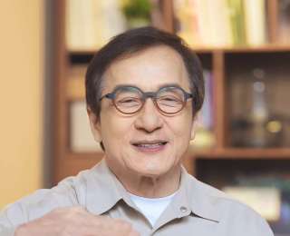 71歲成龍入駐小紅書，3小時(shí)漲粉14萬，沖浪達(dá)人姚晨與其互動(dòng)指導(dǎo)自拍