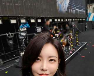 歌手于文文演唱會上突然暈倒，被救護(hù)車緊急送醫(yī)