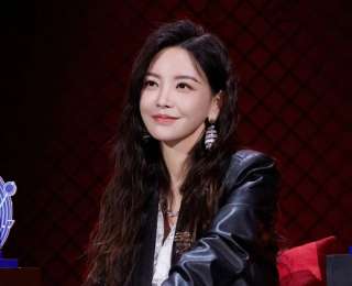 女星于文文演唱會上突然暈倒，被擔(dān)架抬走緊急送醫(yī)；工作室回應(yīng)：目前沒有生命危險，仍在住院觀察中