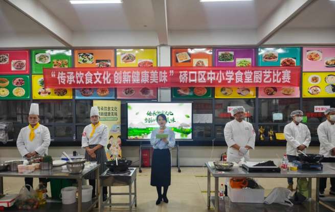 青椒土豆丝是“必考硬菜”！硚口区校园“厨神”大比武，学生评委连呼“太厉害”