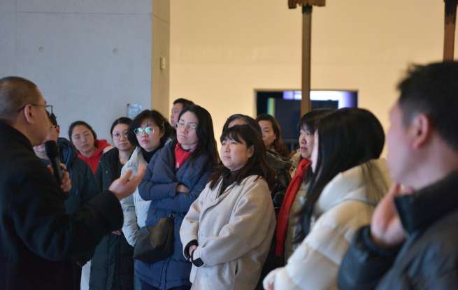 小学教师集体走进琴台美术馆，观展研讨美育实践