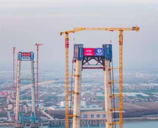 未来，汽车、高铁与城市车流并行穿梭 荆州李埠长江公铁大桥主塔封顶