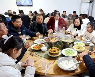 宜昌夷陵：满屋新春客！返乡游子将峡江味道酿成民宿好生意