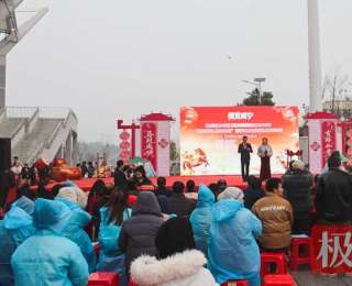 年货节里“警”色浓，崇阳公安送法暖民心