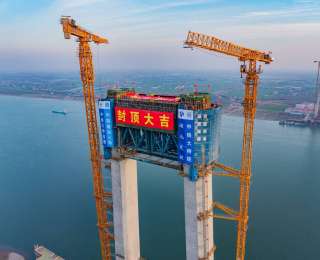 一镜到底！世界级大桥双主塔封顶
