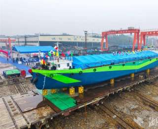 “武船造”首艘纯甲醇动力船舶下水