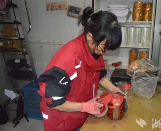 一辆三轮车，运进数百万件快递，卖出２万余公斤山货 深山快递员裴才梅７年坚守开出最暖“快递超市”