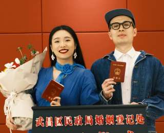 十年陪伴，校园为证！校友情侣返校拍摄婚纱照，兑现青春承诺