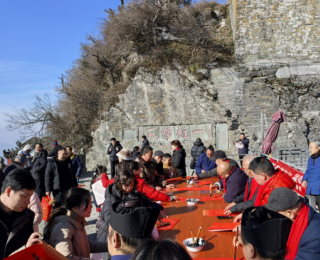 仙山武当过福年丨武当山书法公益活动为游客送上“仙山福气”