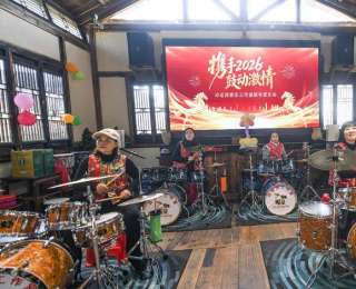 嘉鱼湖地野藕基地：鼓乐齐鸣 游客共迎新春