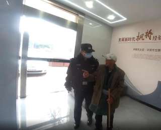 老人外出迷路走失，襄阳民警暖心护送老人平安返家