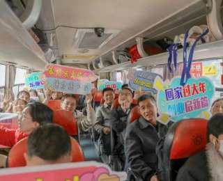 湖北监利一天接500多名老乡回家，还有7200个家门口的岗位供挑选