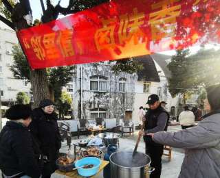 太香了！太暖了！武汉老厨师义务帮邻居卤菜