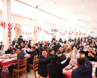 暖！中南大陪留校学子吃团年饭迎马年