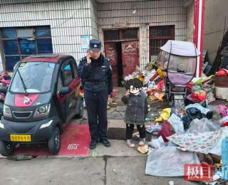 萌娃溜出家门迷路后街边哭泣，民警化身“临时爸妈”细心照料，快速找到亲属