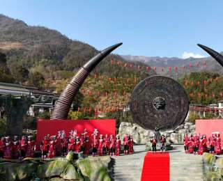 通城古瑶村30对新人集体成婚 山歌长桌宴倡树文明婚俗新风