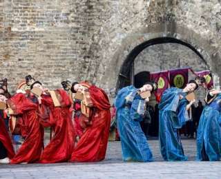 新春第一站，就来荆州古城！“荆州十二时辰之凤舞九天”，欢乐不打烊！