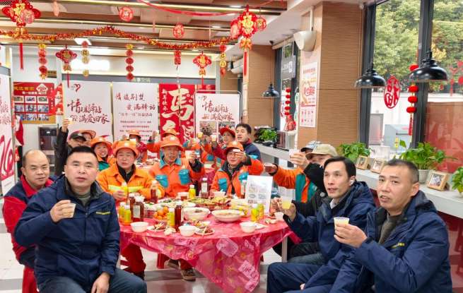 潜江龙虾香飘小年夜，温暖武汉守护者与赶路人